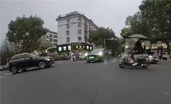 理想車主偶遇問界M9極限AEB救人：行車記錄儀拍下全過程