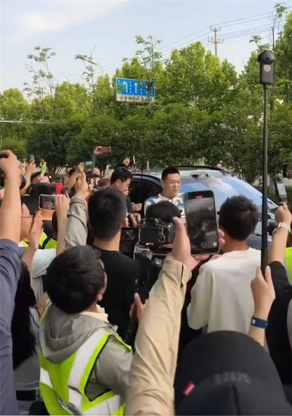 李斌又親自上了！駕駛蔚來ES6進(jìn)行輪爆胎測試 時速120km/h