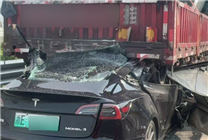 一特斯拉Model 3高速追尾半掛車 另一臺(tái)特斯拉現(xiàn)場(chǎng)目睹
