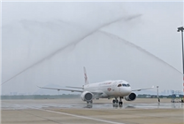 新航線+1！國(guó)產(chǎn)大飛機(jī)C919首飛廈門(mén) 獲民航高禮儀過(guò)水門(mén)