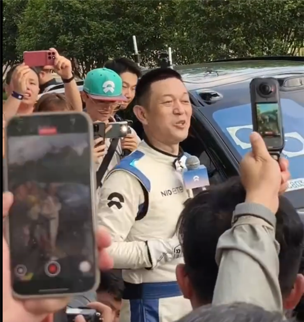 李斌又親自上了！駕駛蔚來ES6進(jìn)行輪爆胎測試 時速120km/h