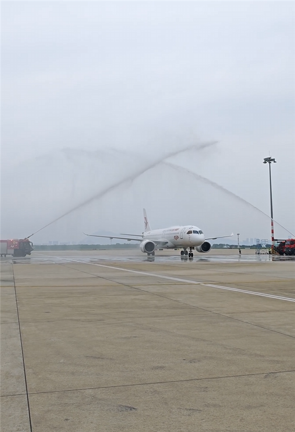 新航線+1！國產(chǎn)大飛機(jī)C919首飛廈門 獲民航高禮儀過水門