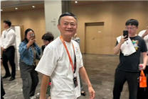 馬云現(xiàn)身阿里巴巴全球總部“湖畔小屋” 佩戴風清揚工牌