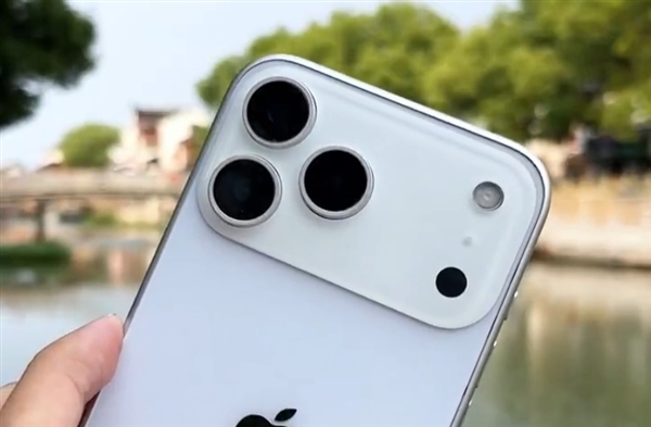 蘋(píng)果iPhone 17 Pro Max機(jī)模上手：厚度增加 電池加大