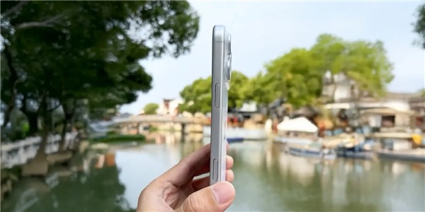 蘋(píng)果iPhone 17 Pro Max機(jī)模上手：厚度增加 電池加大